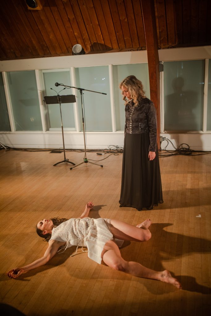Stacie Dunlop and Sarah Di Iorio perform "a frame through bodies move" (2022) by Angela Blumberg and Julia Mermelstein